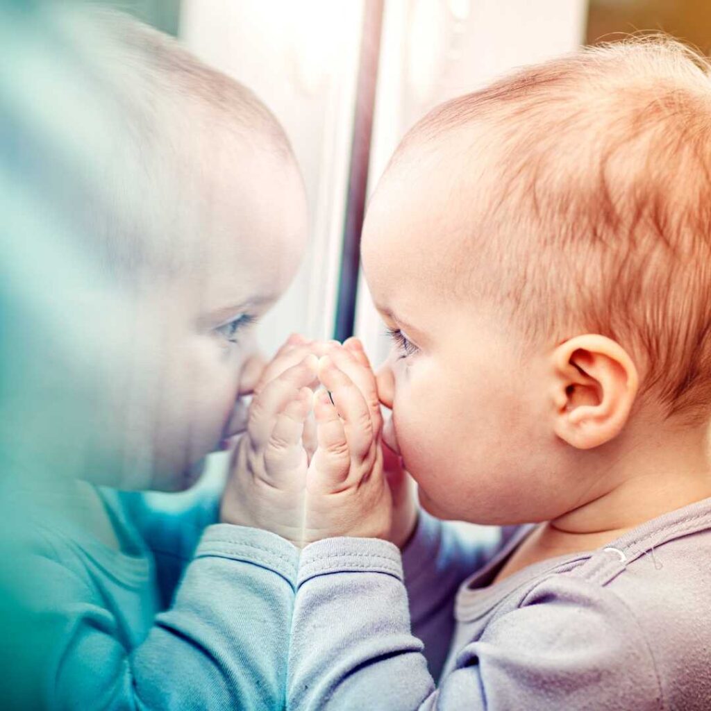 A very young orphan tries to overcome loneliness by talking to his reflection in the mirror.